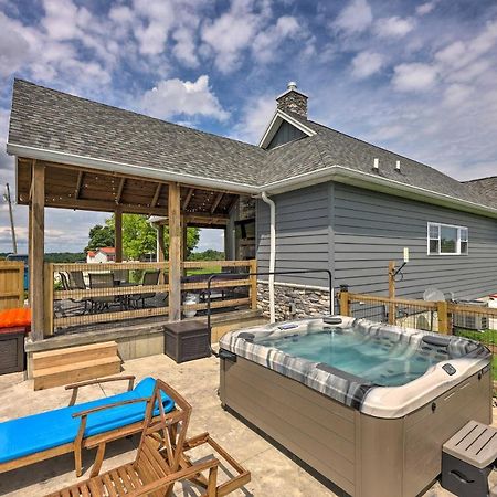 Chic Williamstown Retreat With Pool And Hot Tub! Villa Luaran gambar