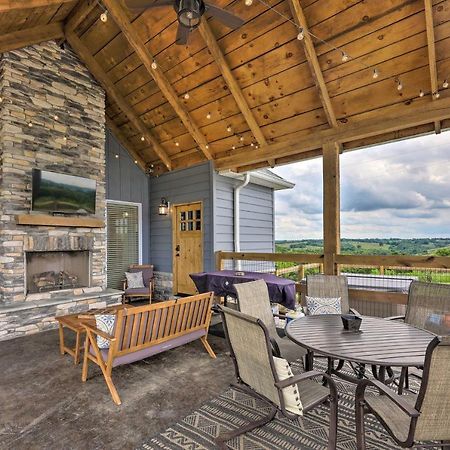Chic Williamstown Retreat With Pool And Hot Tub! Villa Luaran gambar