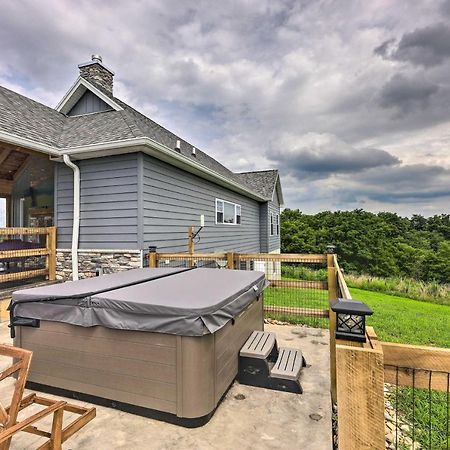 Chic Williamstown Retreat With Pool And Hot Tub! Villa Luaran gambar