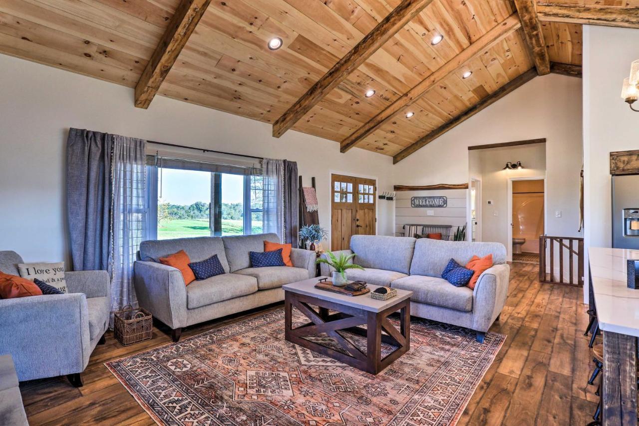 Chic Williamstown Retreat With Pool And Hot Tub! Villa Luaran gambar