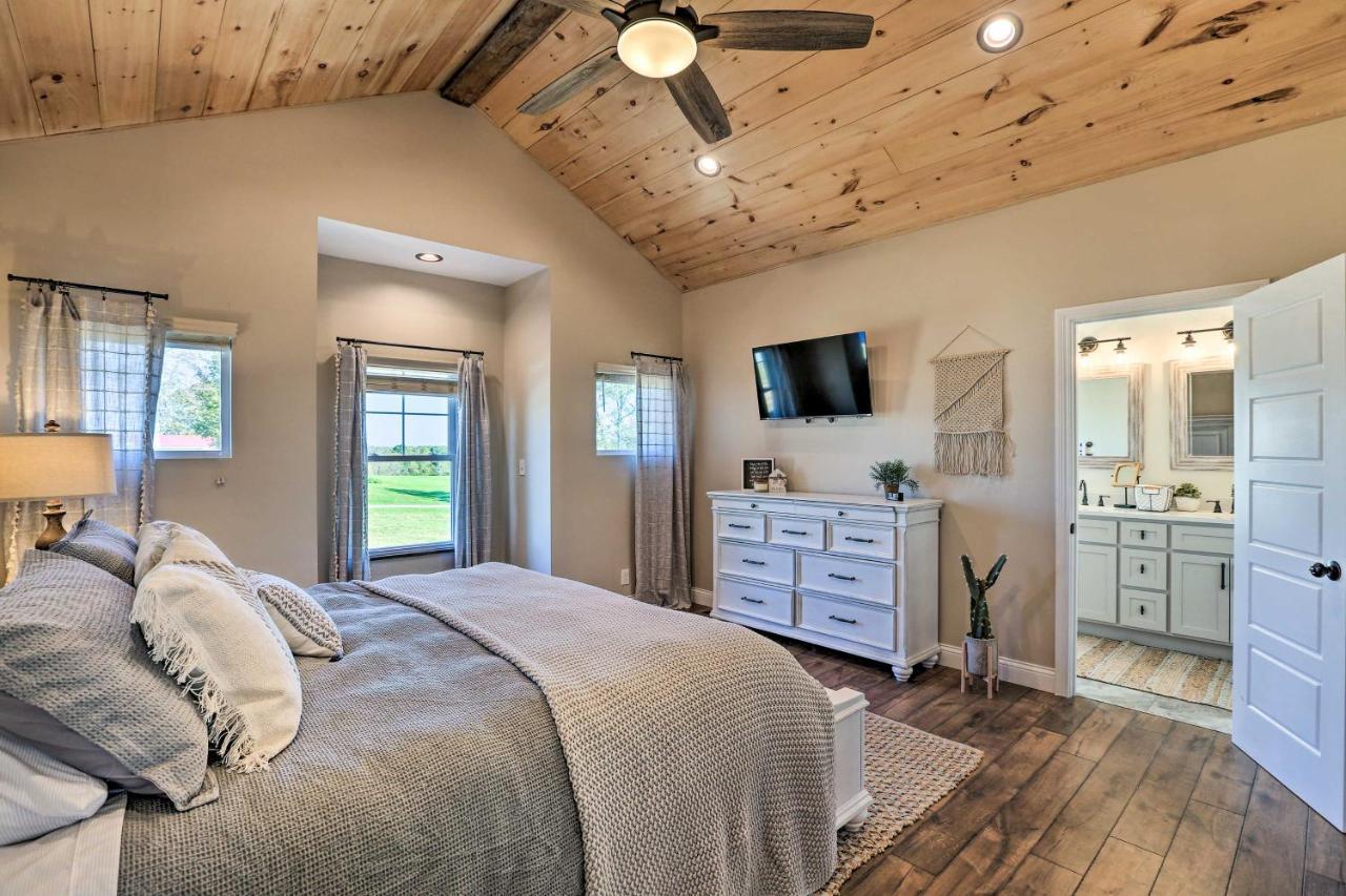Chic Williamstown Retreat With Pool And Hot Tub! Villa Luaran gambar
