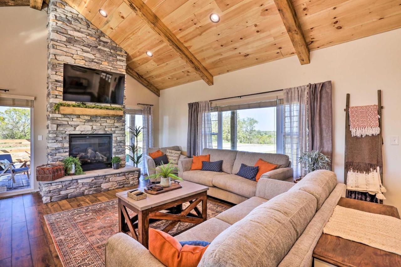 Chic Williamstown Retreat With Pool And Hot Tub! Villa Luaran gambar