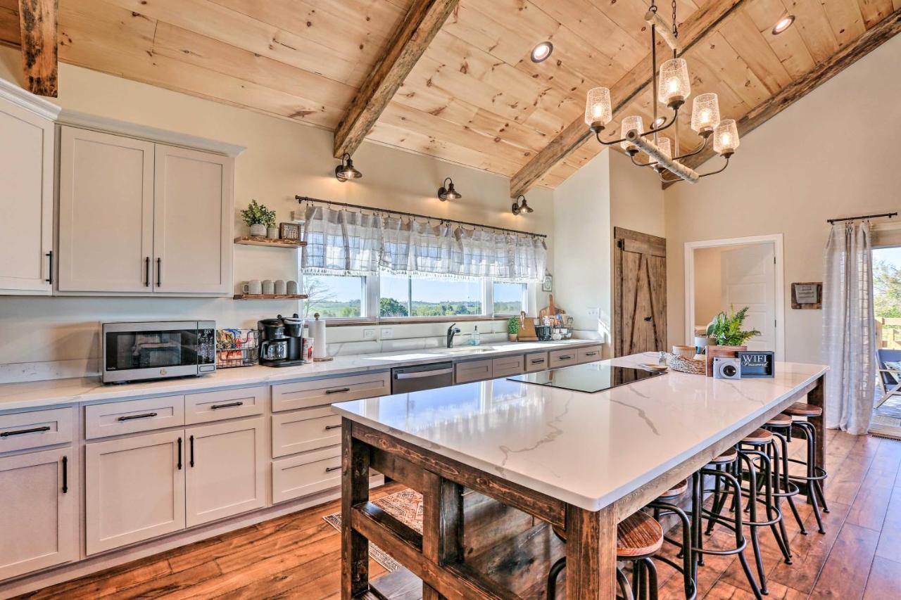 Chic Williamstown Retreat With Pool And Hot Tub! Villa Luaran gambar