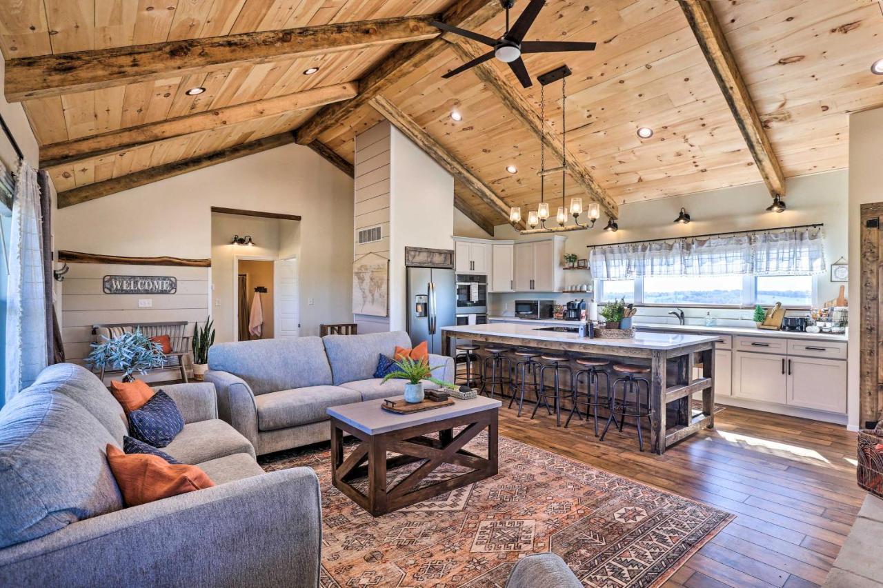 Chic Williamstown Retreat With Pool And Hot Tub! Villa Luaran gambar