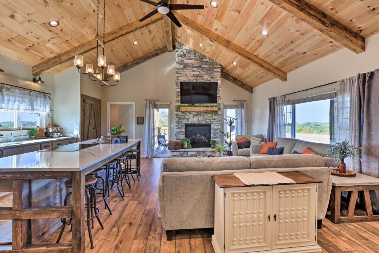 Chic Williamstown Retreat With Pool And Hot Tub! Villa Luaran gambar