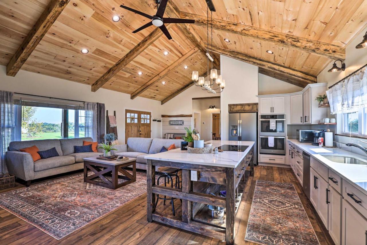 Chic Williamstown Retreat With Pool And Hot Tub! Villa Luaran gambar