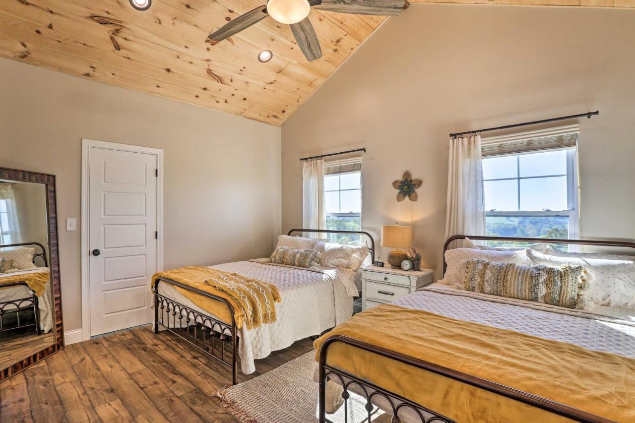 Chic Williamstown Retreat With Pool And Hot Tub! Villa Luaran gambar