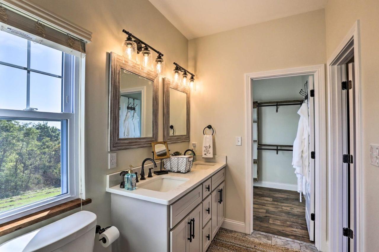 Chic Williamstown Retreat With Pool And Hot Tub! Villa Luaran gambar