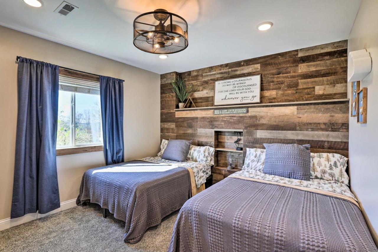 Chic Williamstown Retreat With Pool And Hot Tub! Villa Luaran gambar