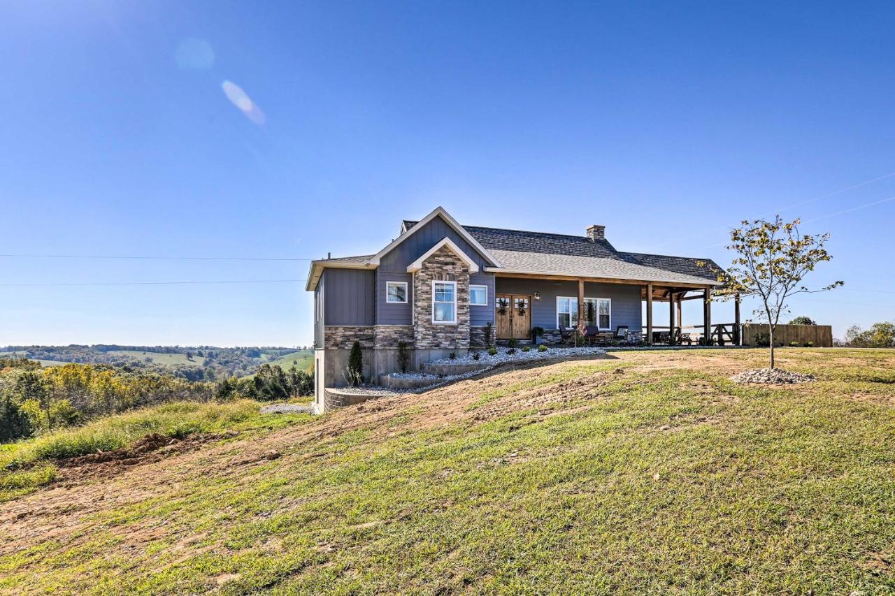 Chic Williamstown Retreat With Pool And Hot Tub! Villa Luaran gambar