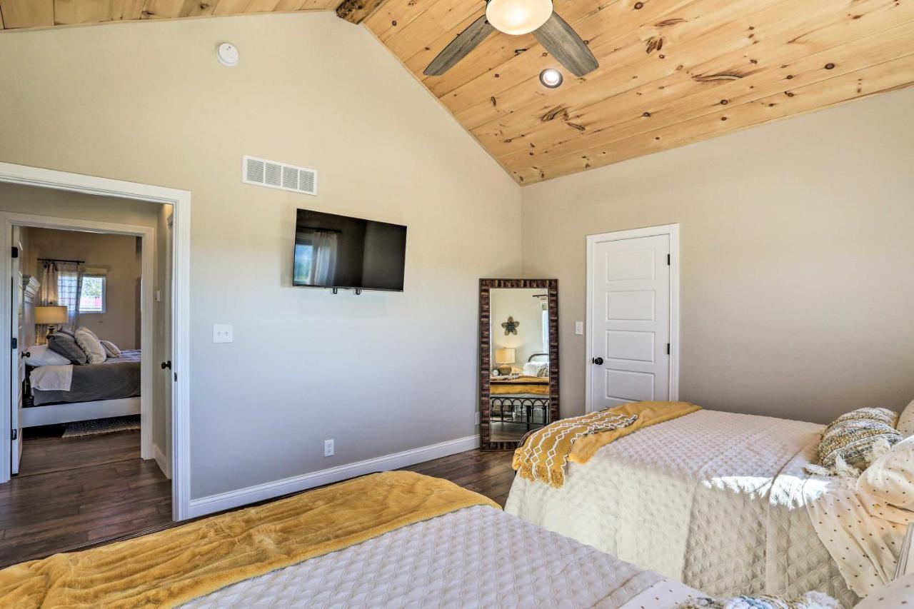 Chic Williamstown Retreat With Pool And Hot Tub! Villa Luaran gambar