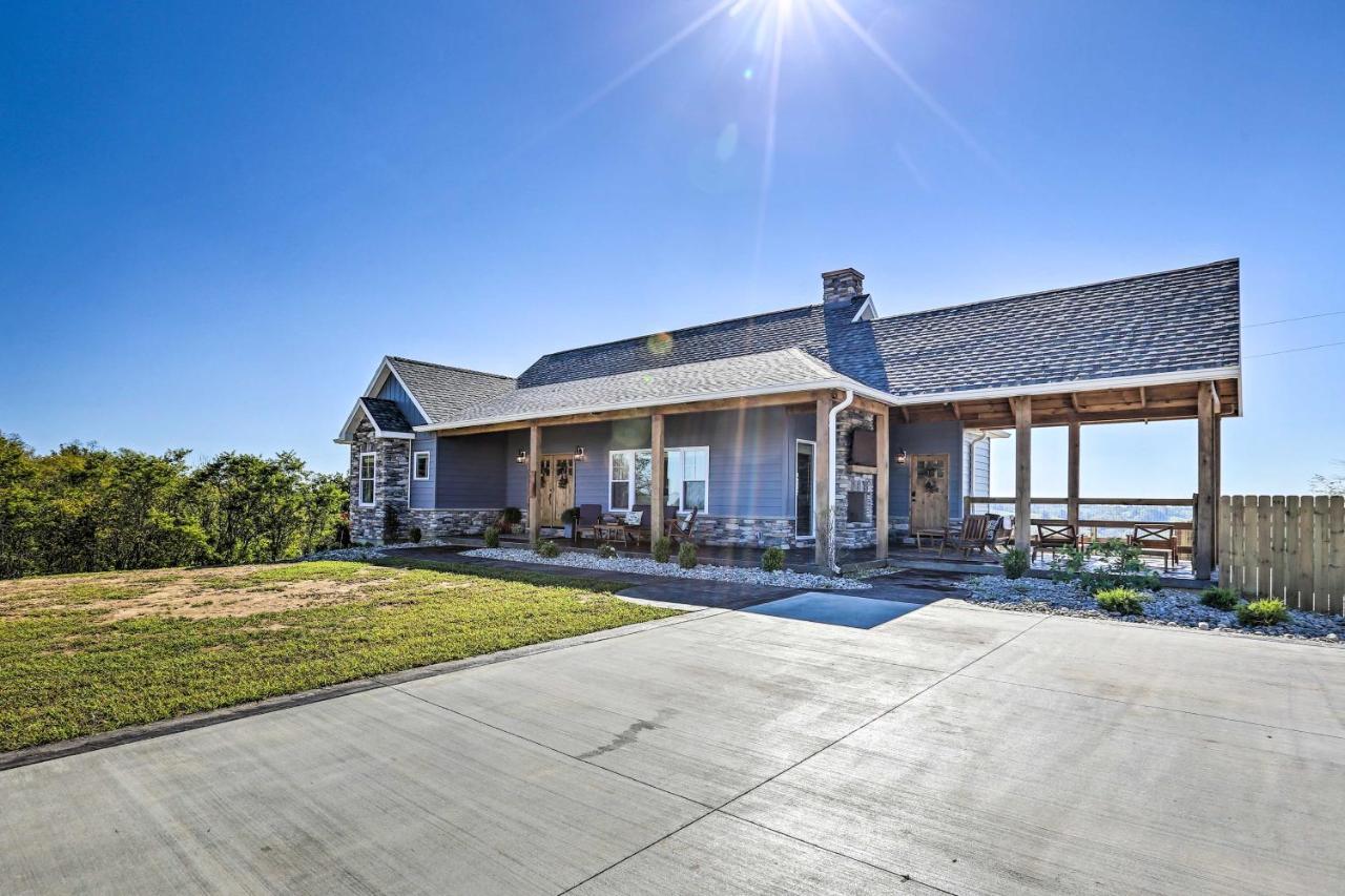 Chic Williamstown Retreat With Pool And Hot Tub! Villa Luaran gambar