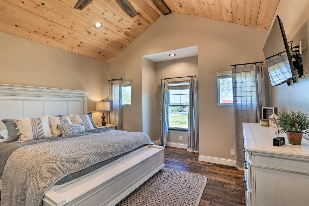Chic Williamstown Retreat With Pool And Hot Tub! Villa Luaran gambar