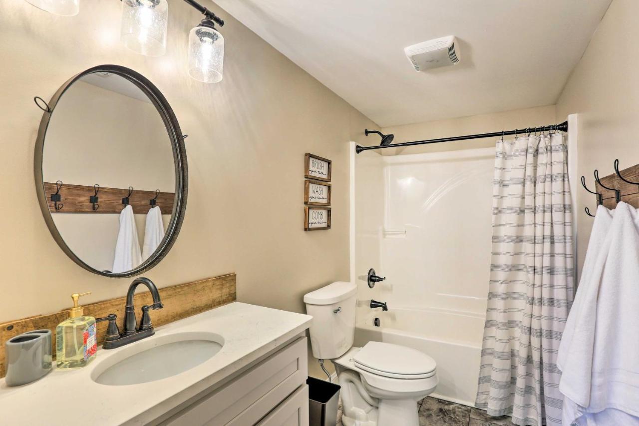 Chic Williamstown Retreat With Pool And Hot Tub! Villa Luaran gambar