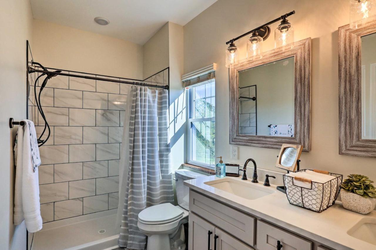 Chic Williamstown Retreat With Pool And Hot Tub! Villa Luaran gambar