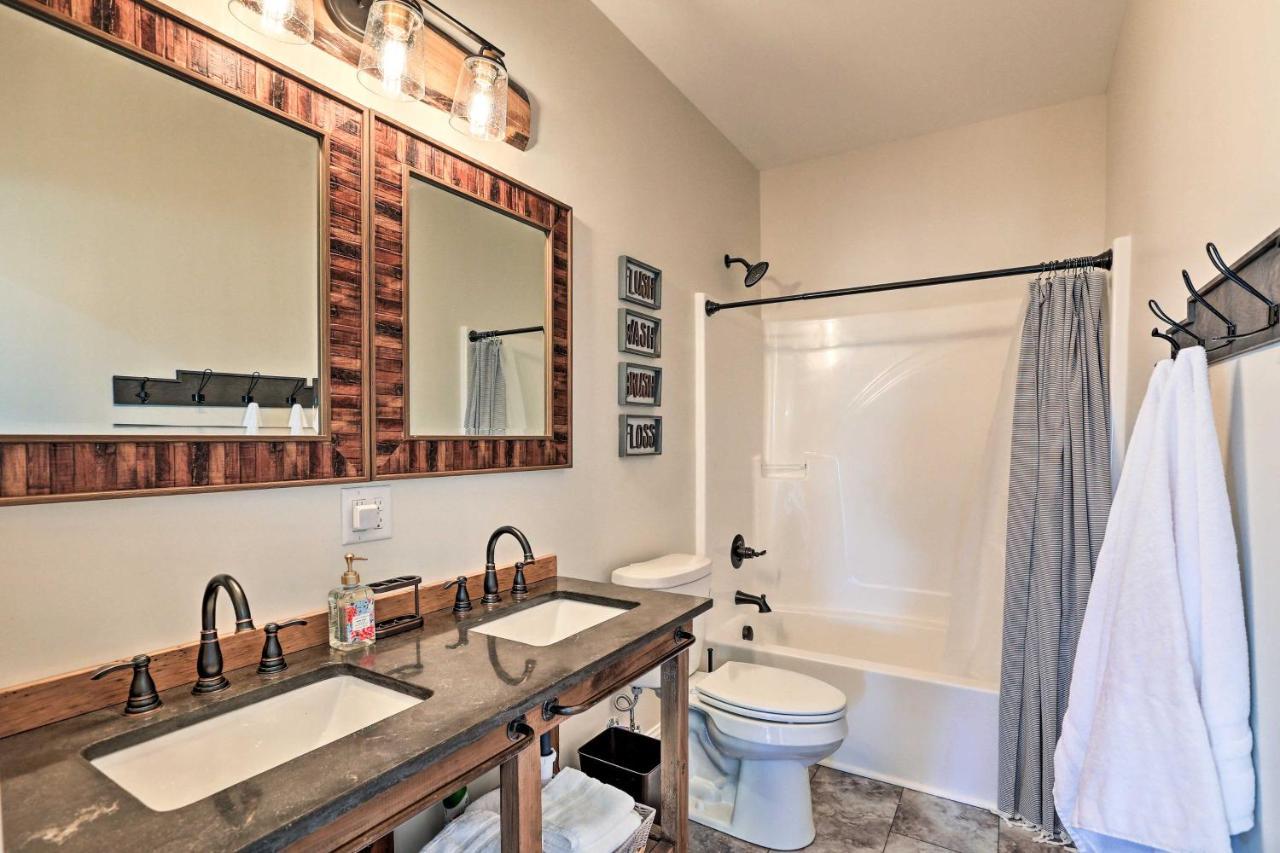 Chic Williamstown Retreat With Pool And Hot Tub! Villa Luaran gambar