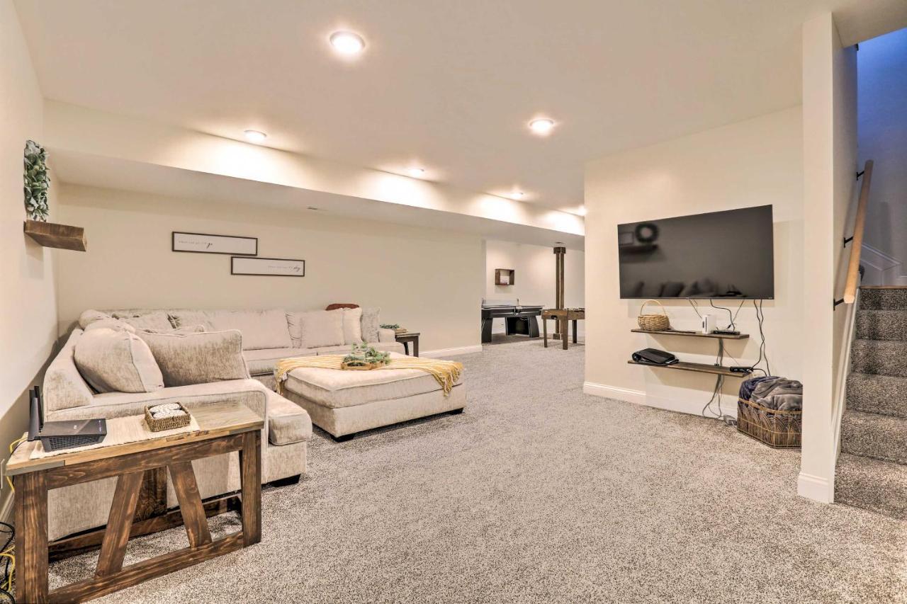 Chic Williamstown Retreat With Pool And Hot Tub! Villa Luaran gambar