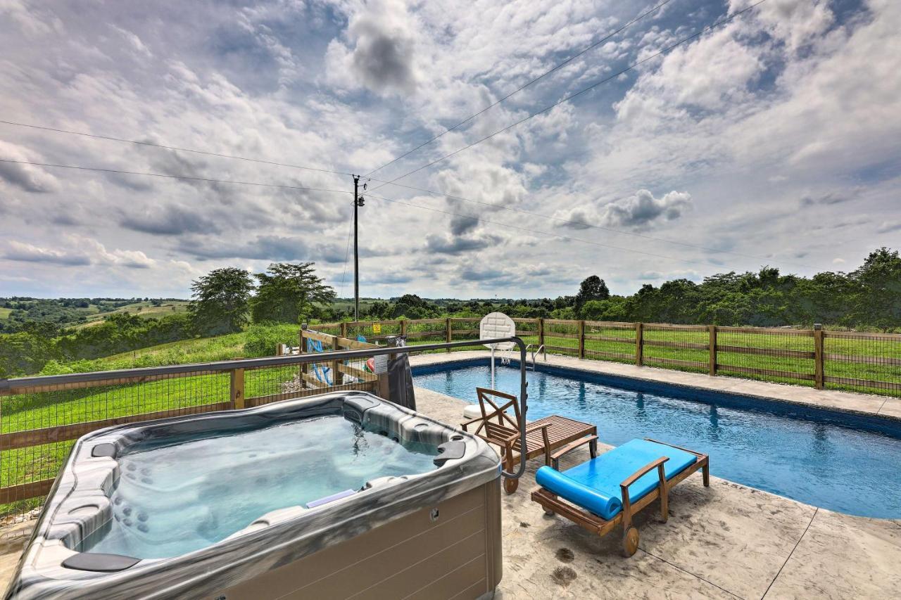 Chic Williamstown Retreat With Pool And Hot Tub! Villa Luaran gambar
