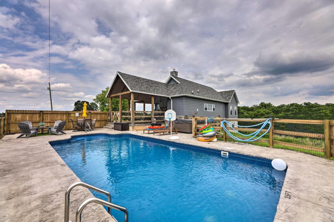 Chic Williamstown Retreat With Pool And Hot Tub! Villa Luaran gambar