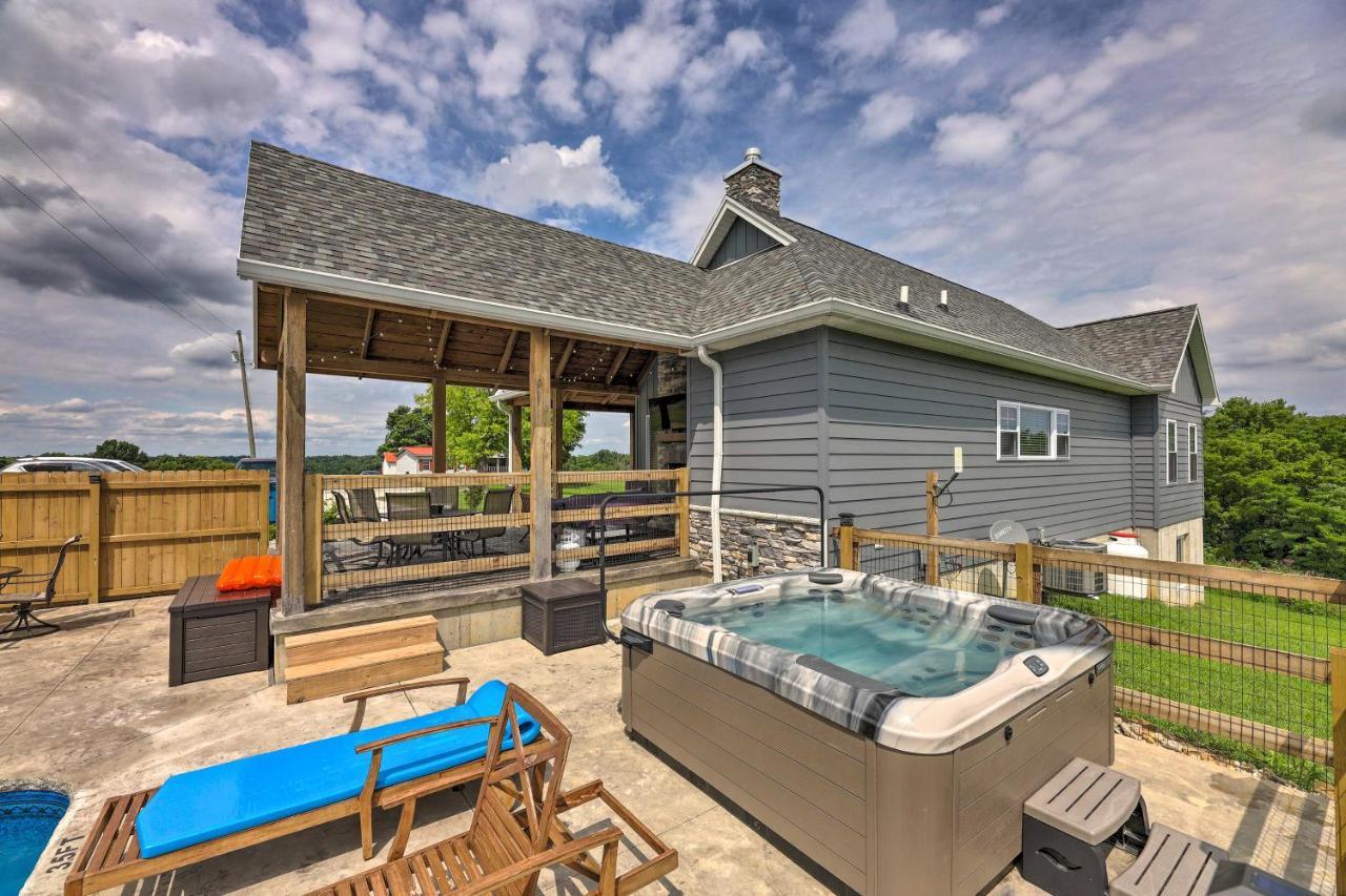 Chic Williamstown Retreat With Pool And Hot Tub! Villa Luaran gambar