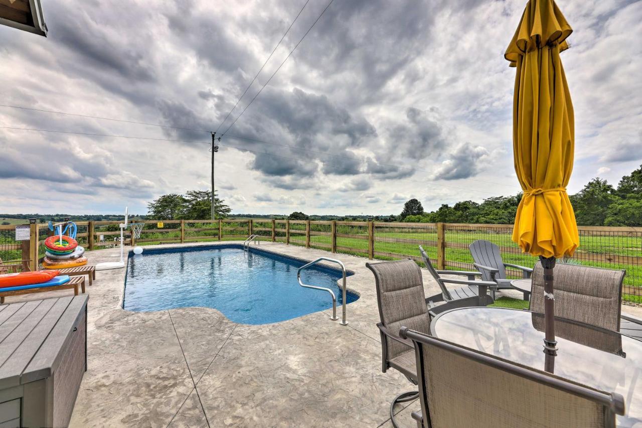 Chic Williamstown Retreat With Pool And Hot Tub! Villa Luaran gambar