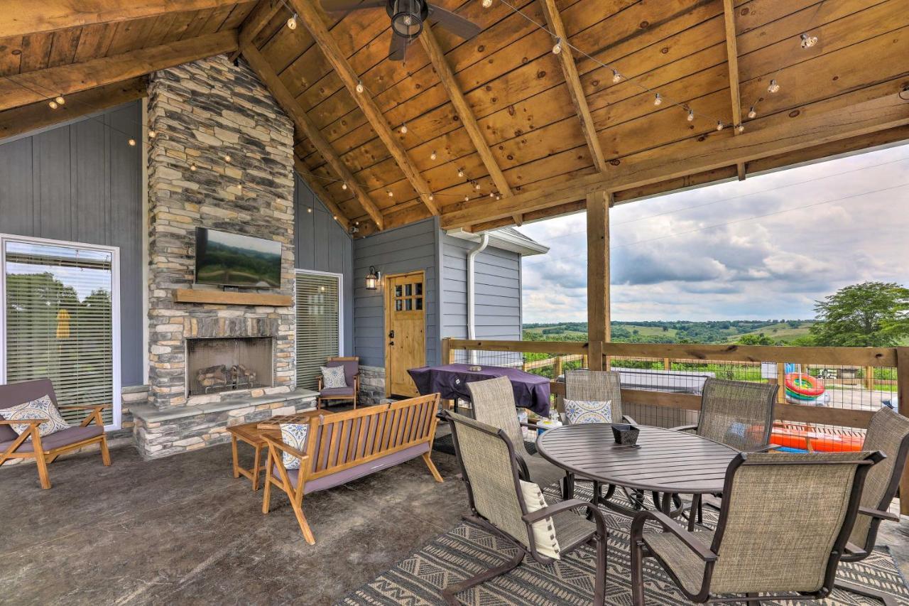Chic Williamstown Retreat With Pool And Hot Tub! Villa Luaran gambar