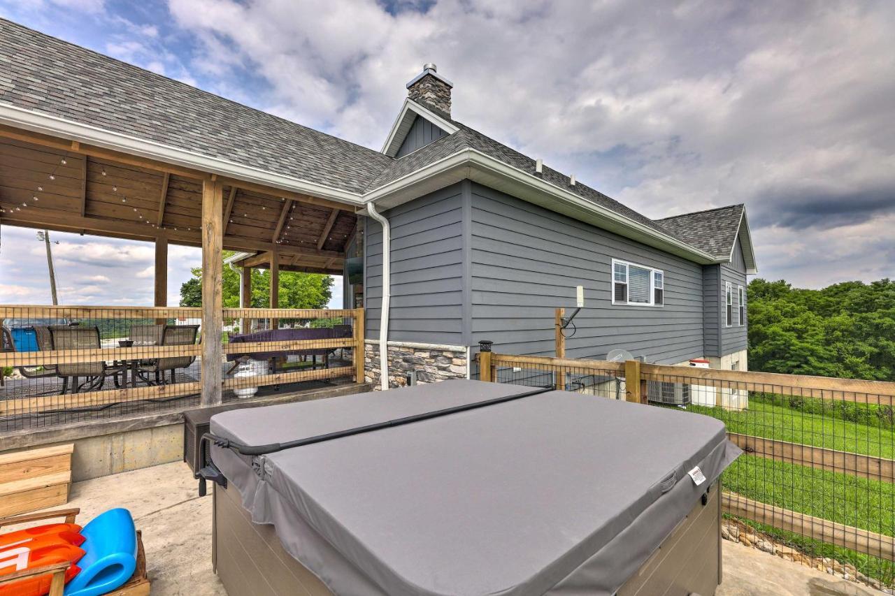 Chic Williamstown Retreat With Pool And Hot Tub! Villa Luaran gambar