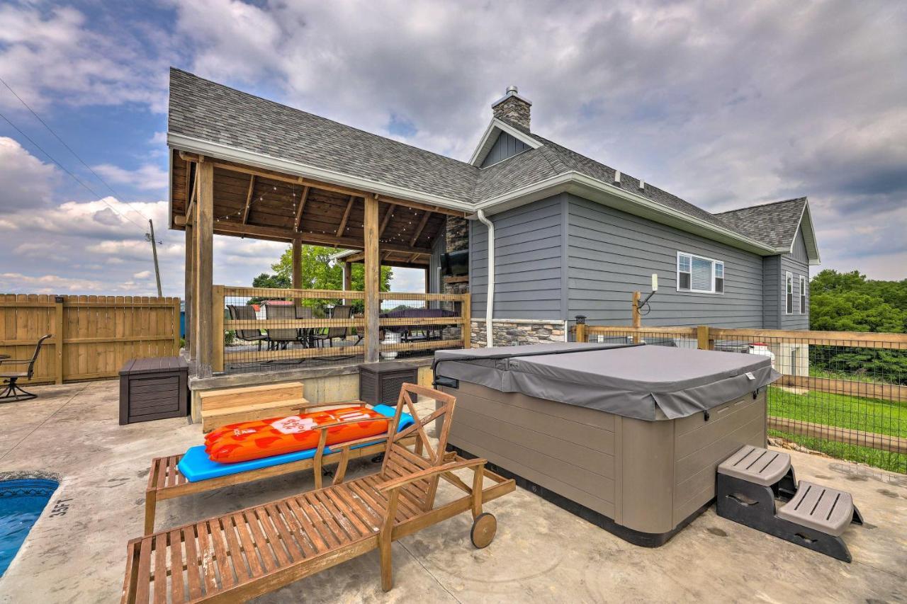 Chic Williamstown Retreat With Pool And Hot Tub! Villa Luaran gambar