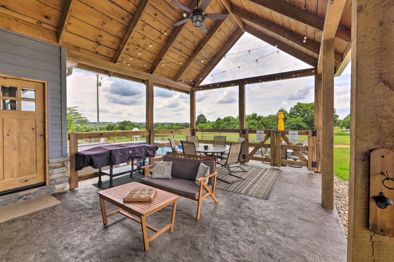 Chic Williamstown Retreat With Pool And Hot Tub! Villa Luaran gambar