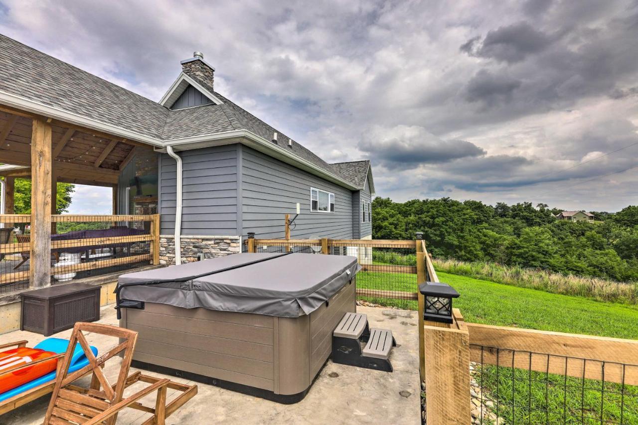 Chic Williamstown Retreat With Pool And Hot Tub! Villa Luaran gambar