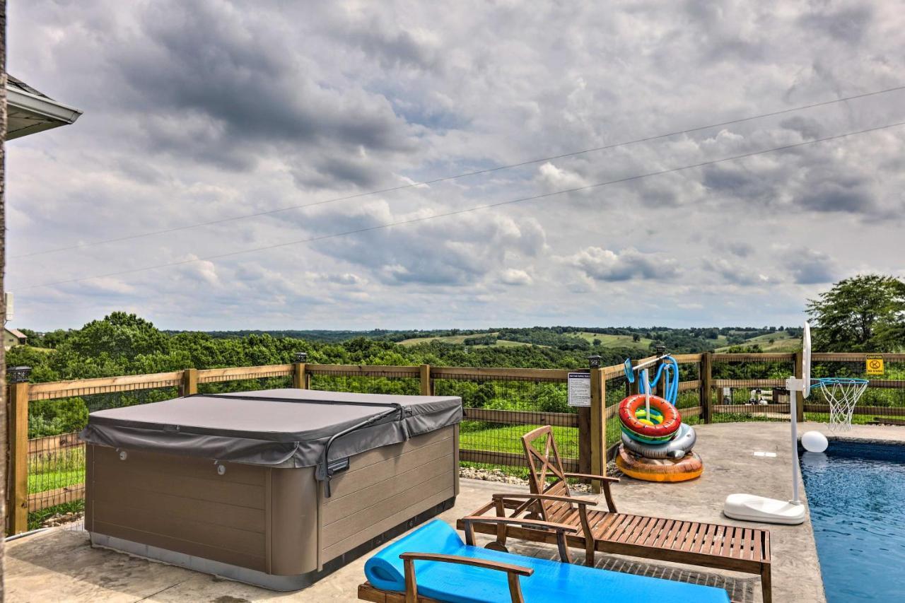 Chic Williamstown Retreat With Pool And Hot Tub! Villa Luaran gambar