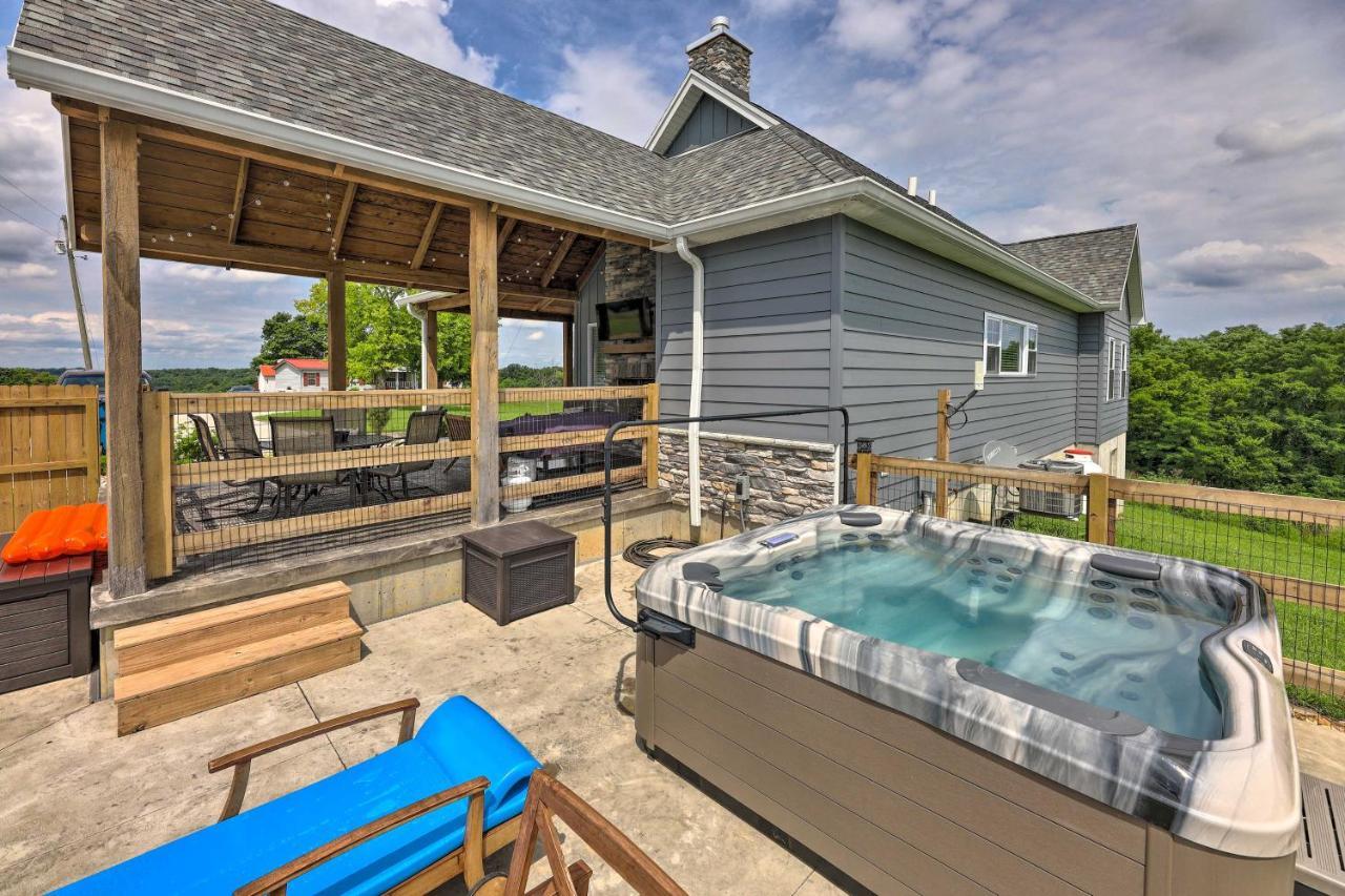 Chic Williamstown Retreat With Pool And Hot Tub! Villa Luaran gambar