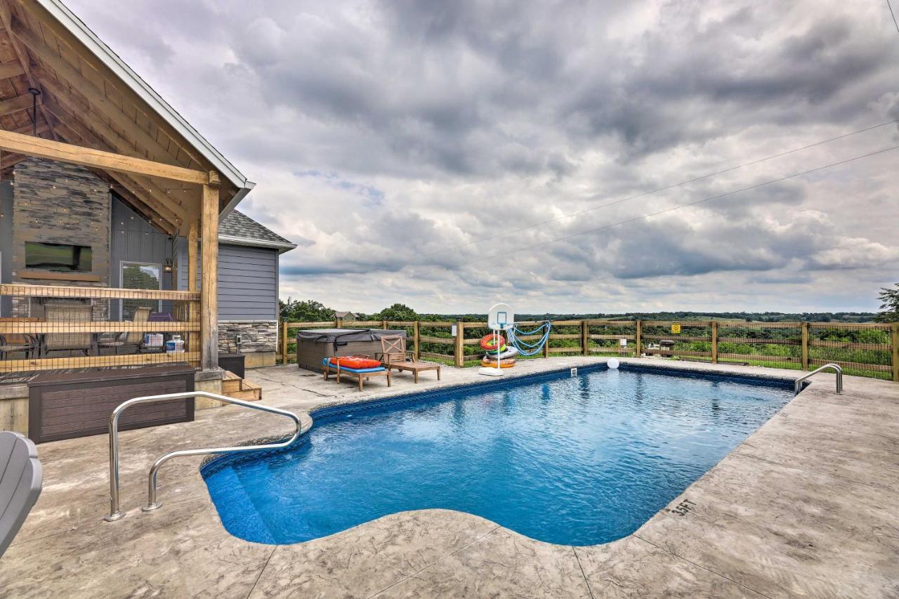 Chic Williamstown Retreat With Pool And Hot Tub! Villa Luaran gambar