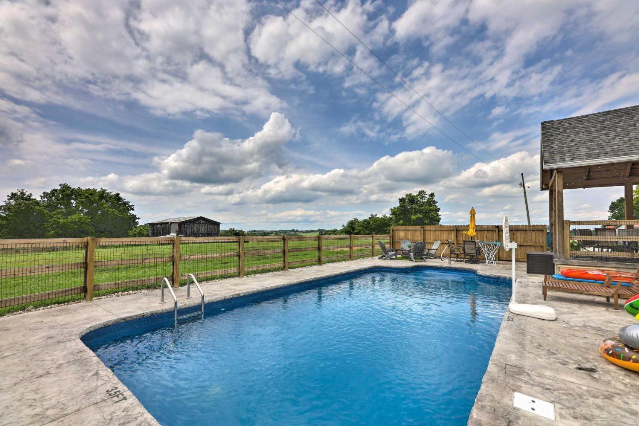 Chic Williamstown Retreat With Pool And Hot Tub! Villa Luaran gambar