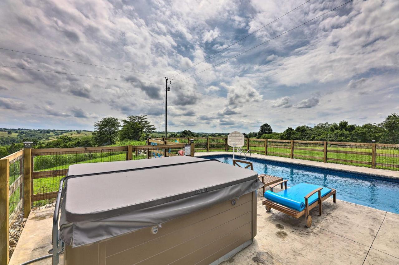 Chic Williamstown Retreat With Pool And Hot Tub! Villa Luaran gambar