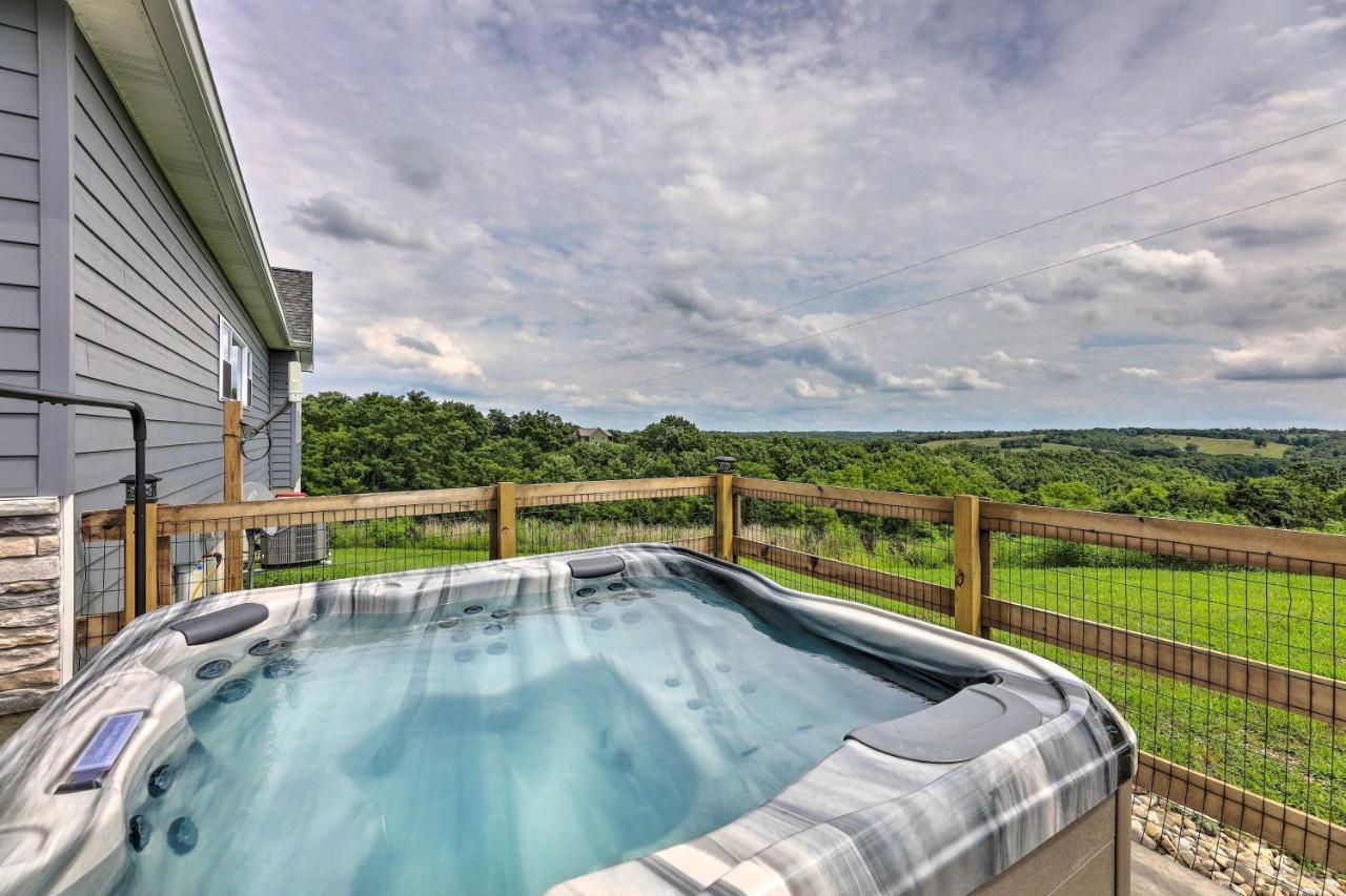 Chic Williamstown Retreat With Pool And Hot Tub! Villa Luaran gambar