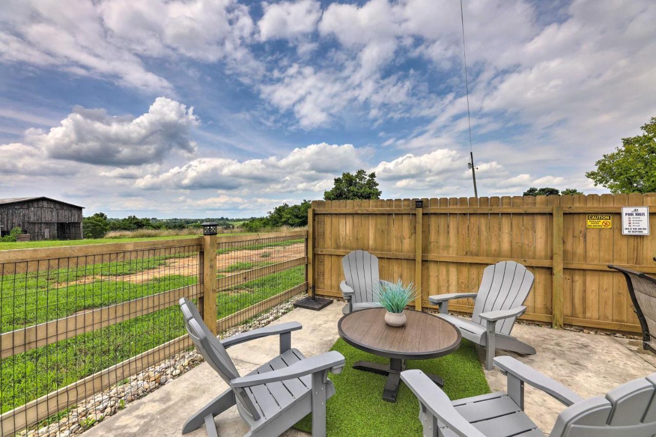 Chic Williamstown Retreat With Pool And Hot Tub! Villa Luaran gambar
